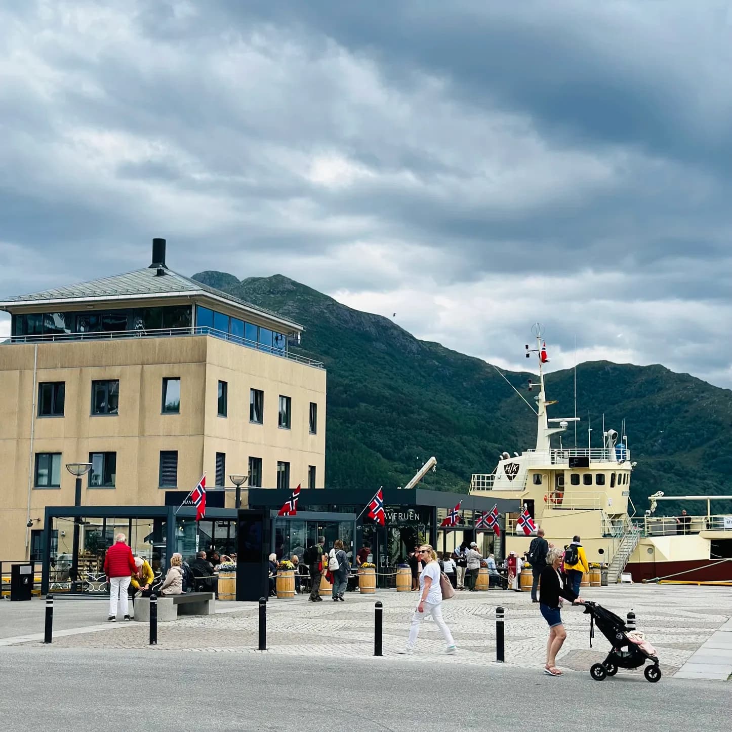 Måløybrua over sundet